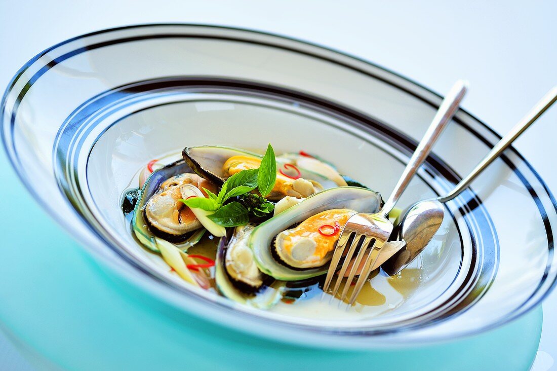 New Zealand mussels in white wine with lemon grass