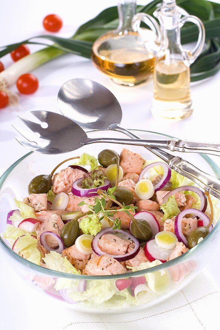 Salat mit Lachs, Kapern und Radieschen