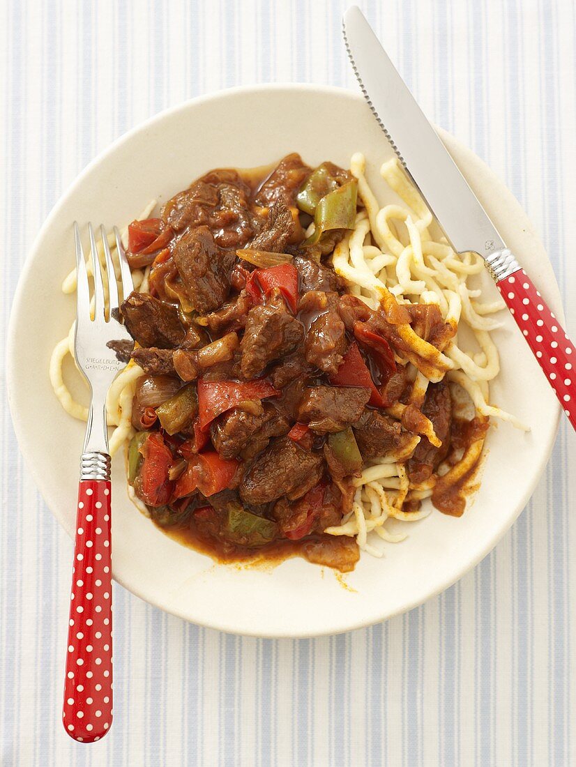 Red & green pepper goulash with spaetzle (noodles) from above