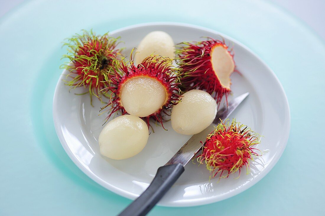 Ganze und geschälte Rambutan