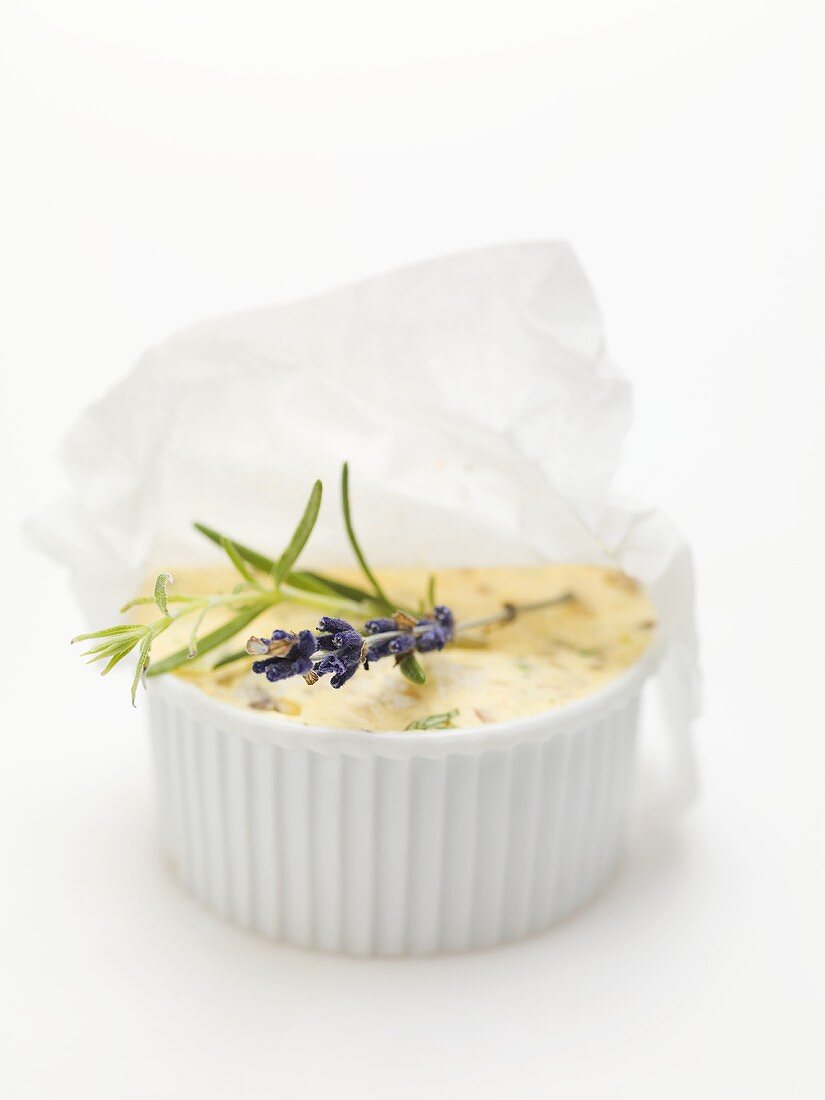 Café de Paris Butter mit Lavendelblüten