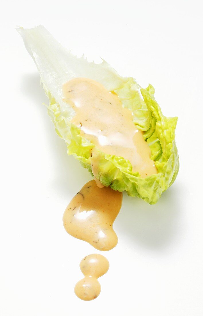 Ein Salatblatt mit Dressing