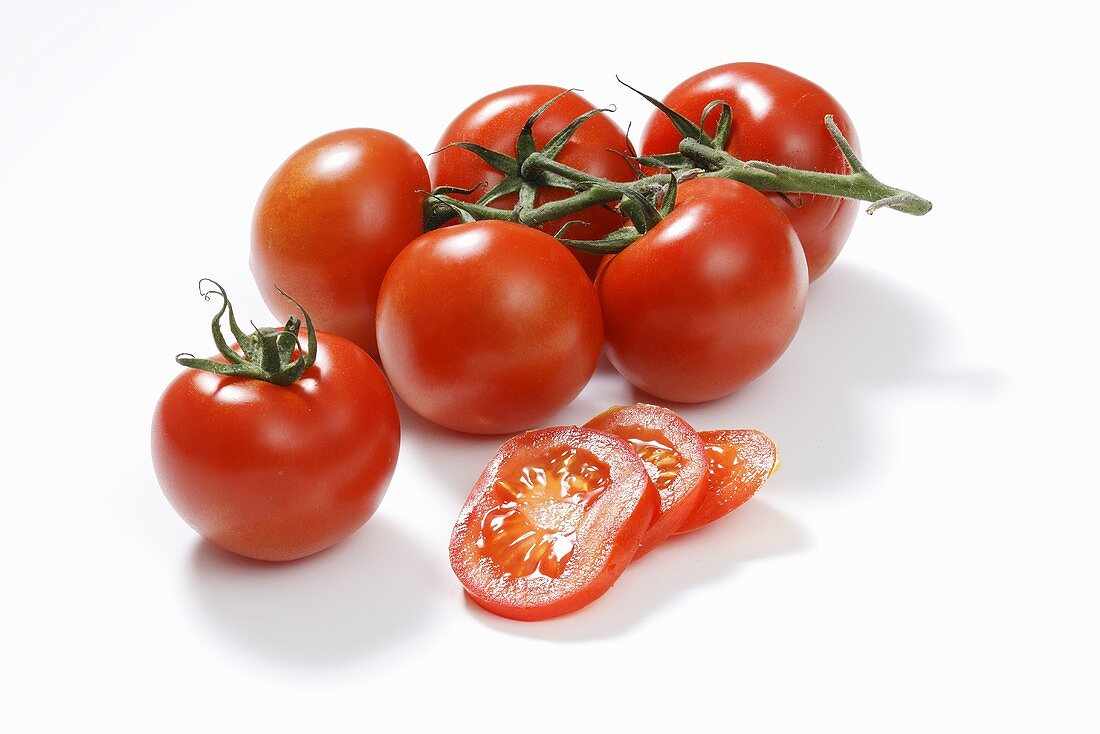 Ganze Tomaten und Tomatenscheiben