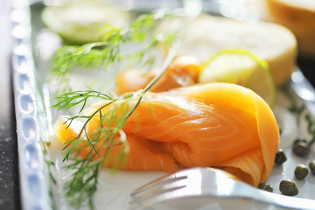 Räucherlachs mit Baguette, Kapern und Dill