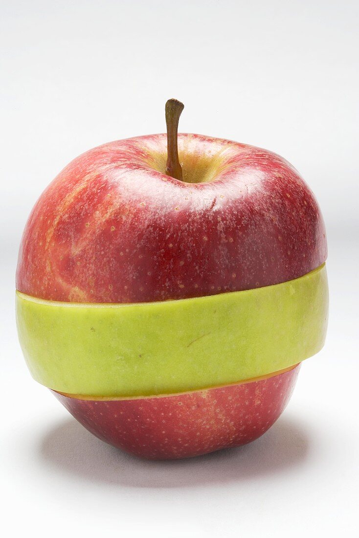 Apple composed of slices of Gala and Granny Smith apples