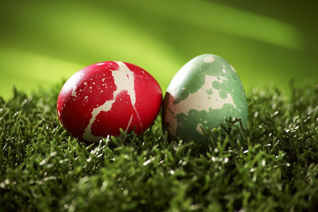A green and a red Easter egg