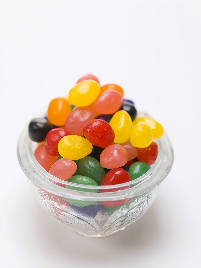 Bunte Jelly Beans im Glasschälchen