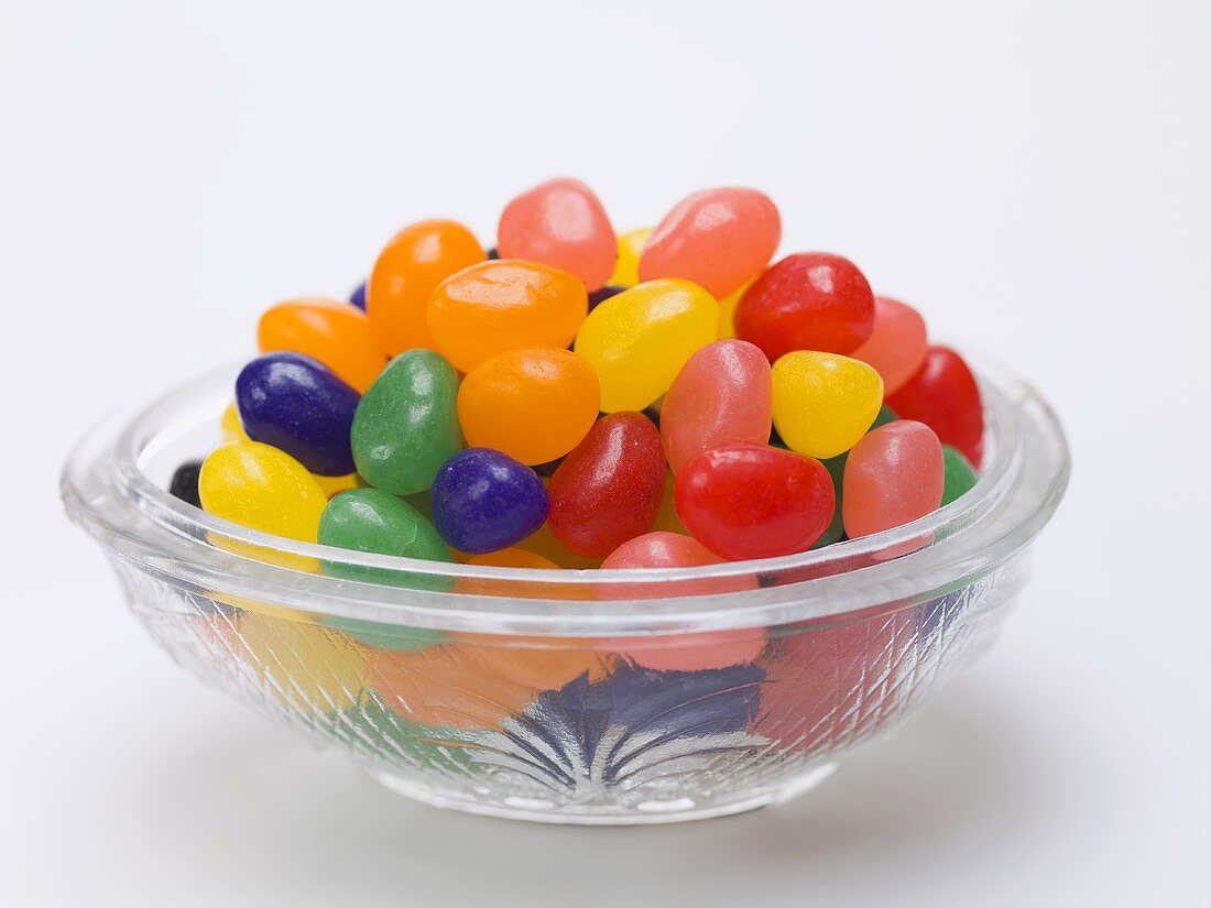 Bunte Jelly Beans im Glasschälchen