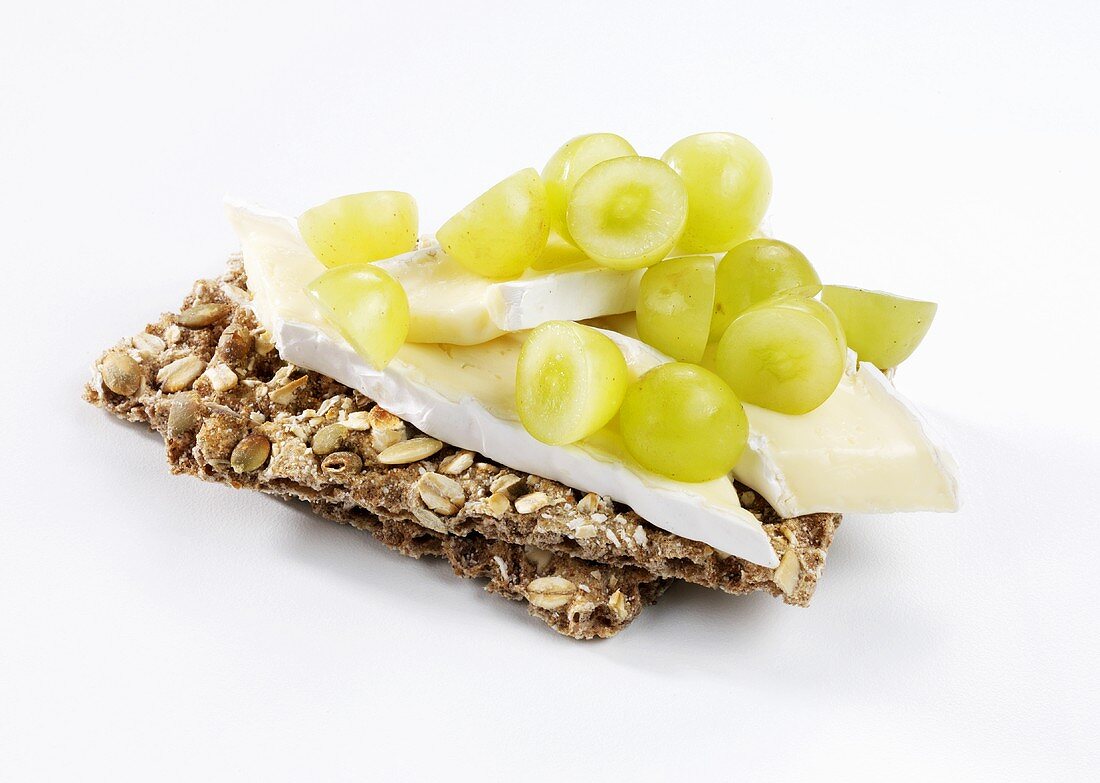 Brie and green grapes on wholegrain crispbread