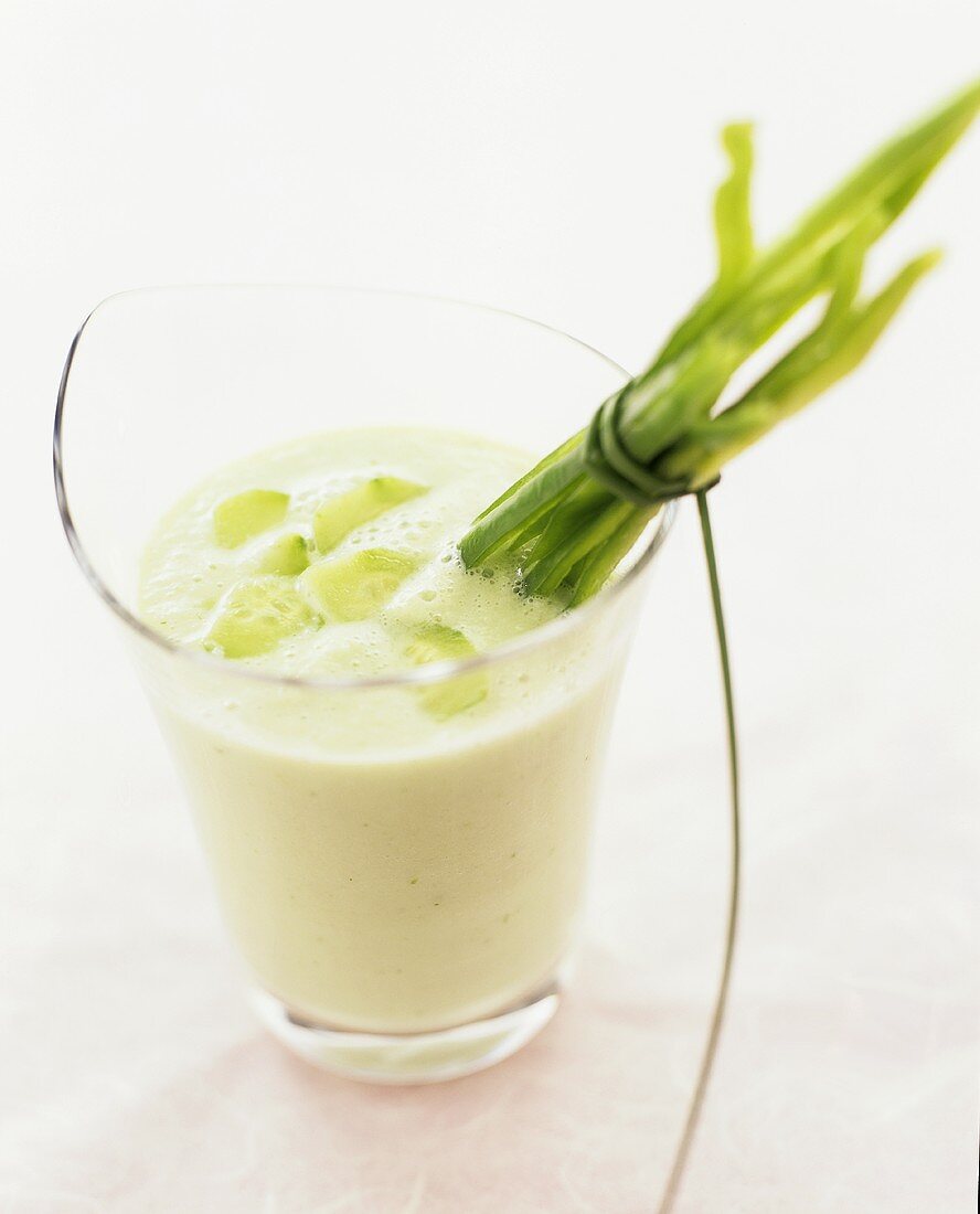 Joghurt-Gurken-Dip mit Paprikasticks