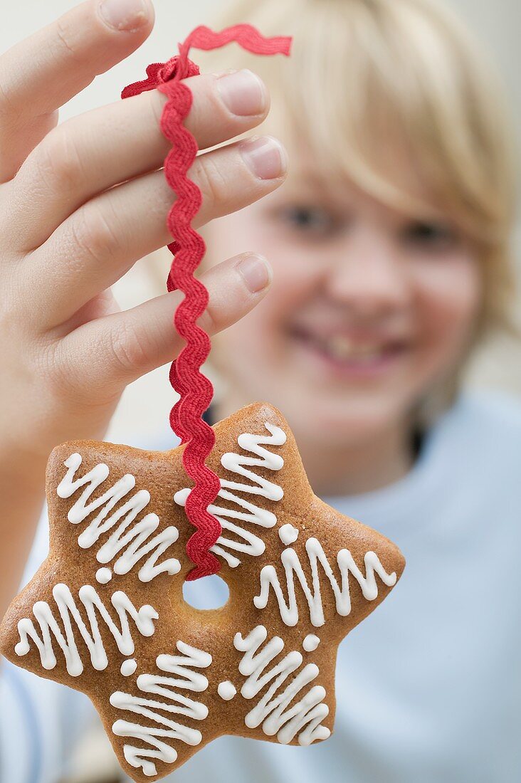 Junge hält Lebkuchenstern