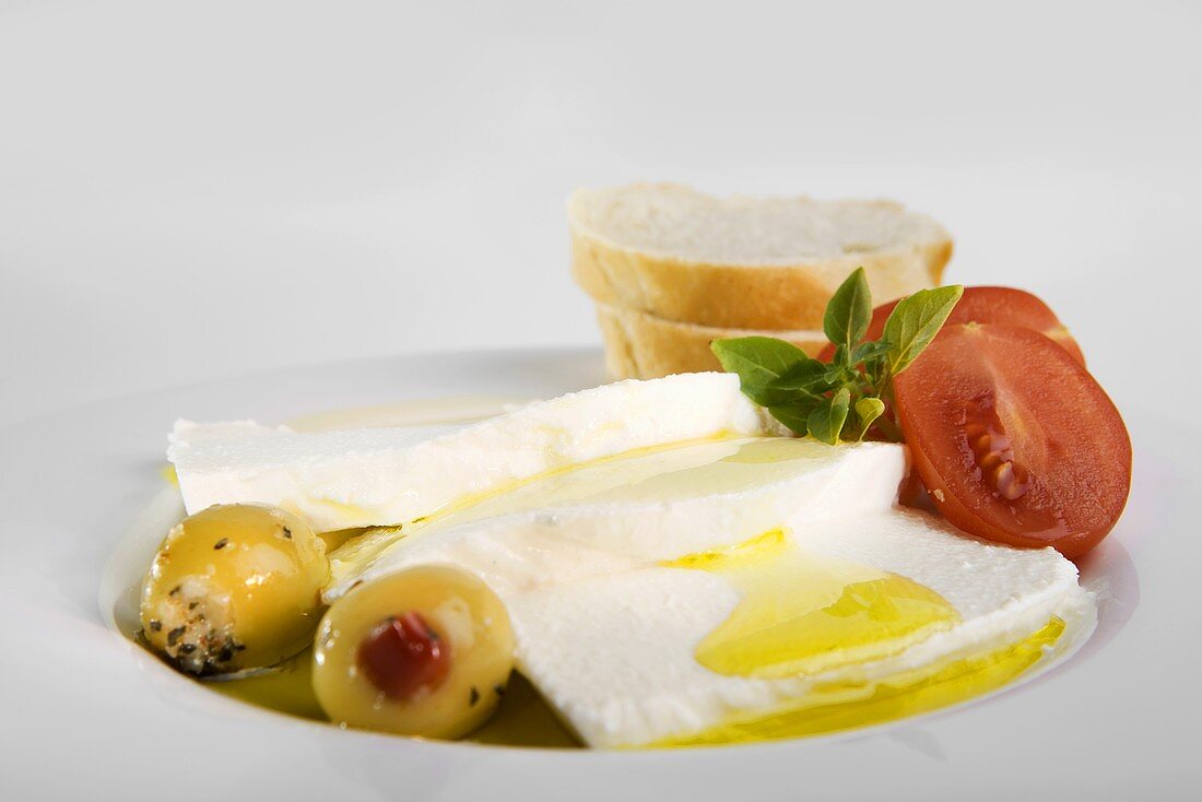 Ricotta mit Olivenöl, Tomaten, Oliven und Weißbrot