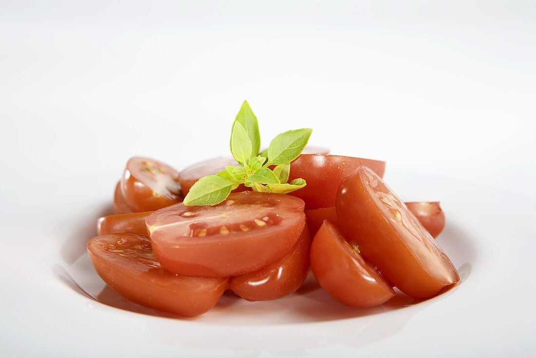 Frische Tomaten, halbiert