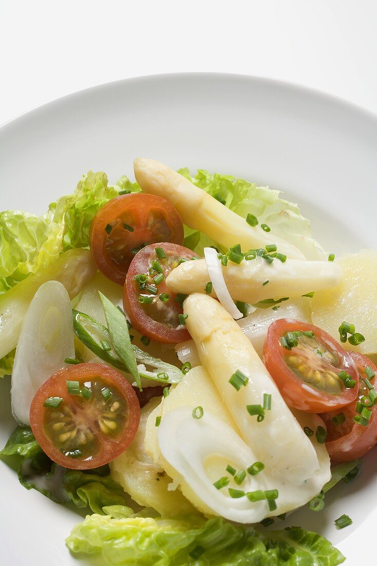 Spargelsalat mit Kartoffeln und Tomaten (Ausschnitt)