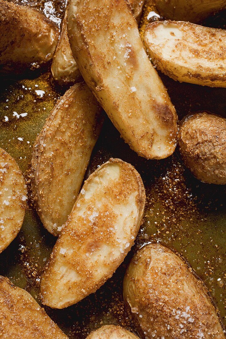 Oven-roasted potatoes (close-up)