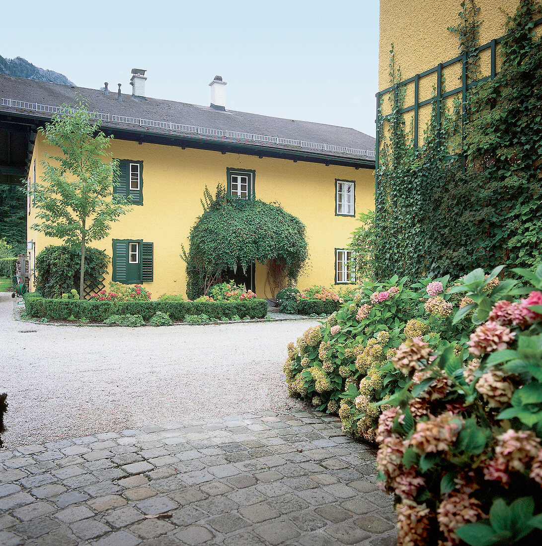 Yellow cottage at Salzburg am Attersee