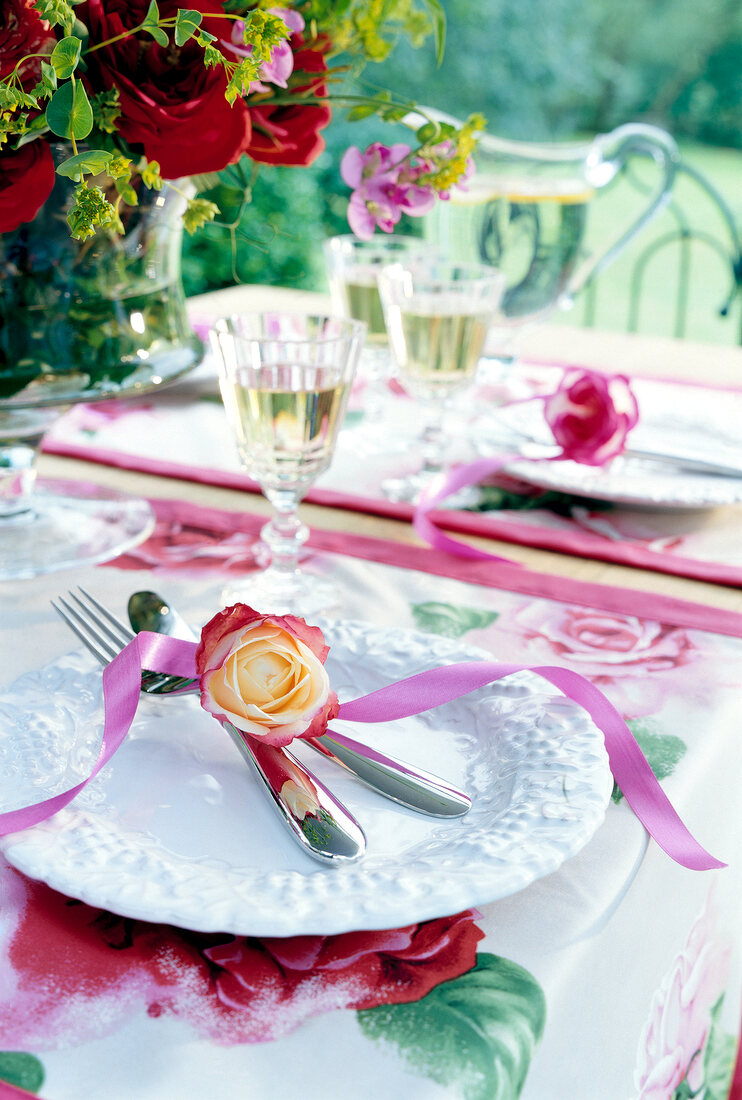 Geschirr als Tischdekoration, pinkfarbene Satinbänder