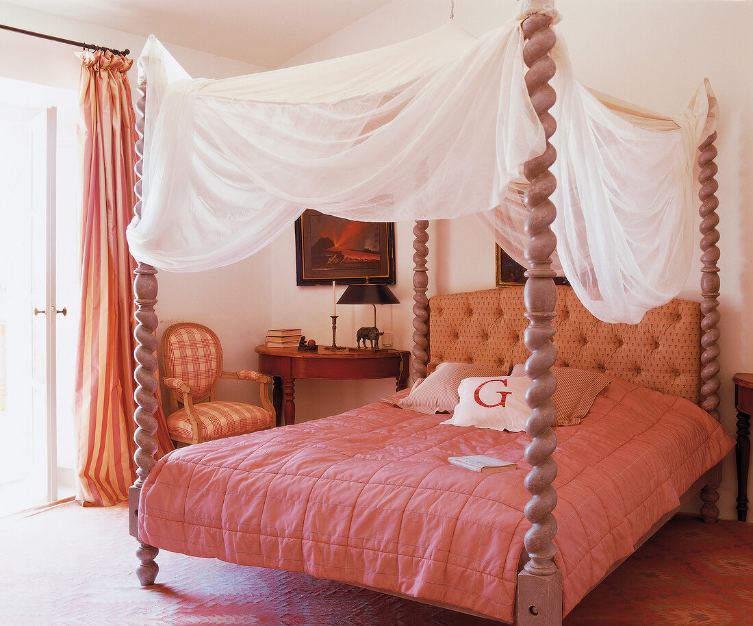 Poster bed with canopy and delicate wooden twisted pattern post