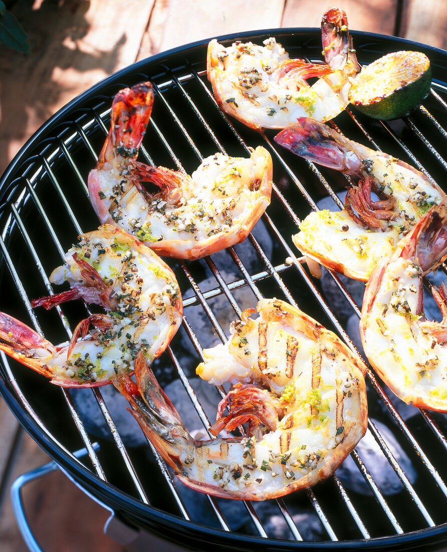 King prawns in lime-thyme marinade on barbecue grill