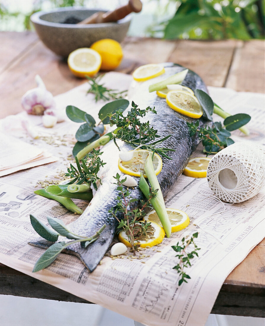 Grillidee für Lachs á la Jamie Oliver, ganzer Fisch mit Zitronen