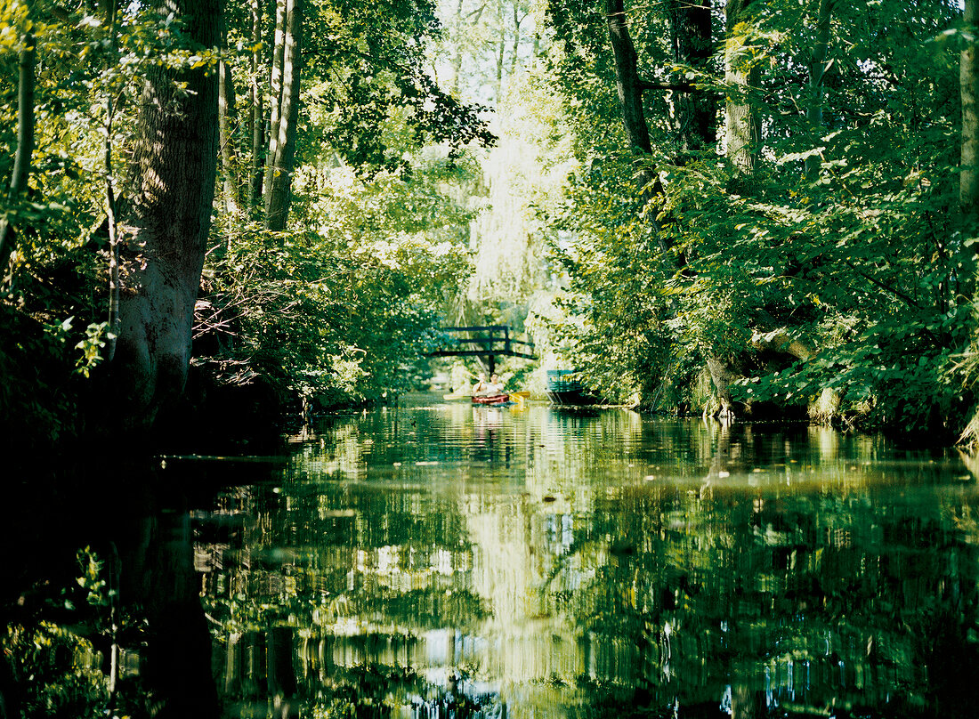 Paddler auf einem romantischen Flussarm, dem Fliess im Spreewald