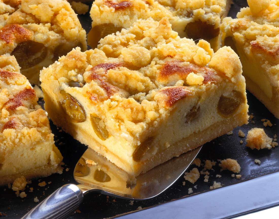 Close-up of crumb cake with mirabelle and shortcrust garnished with vanilla