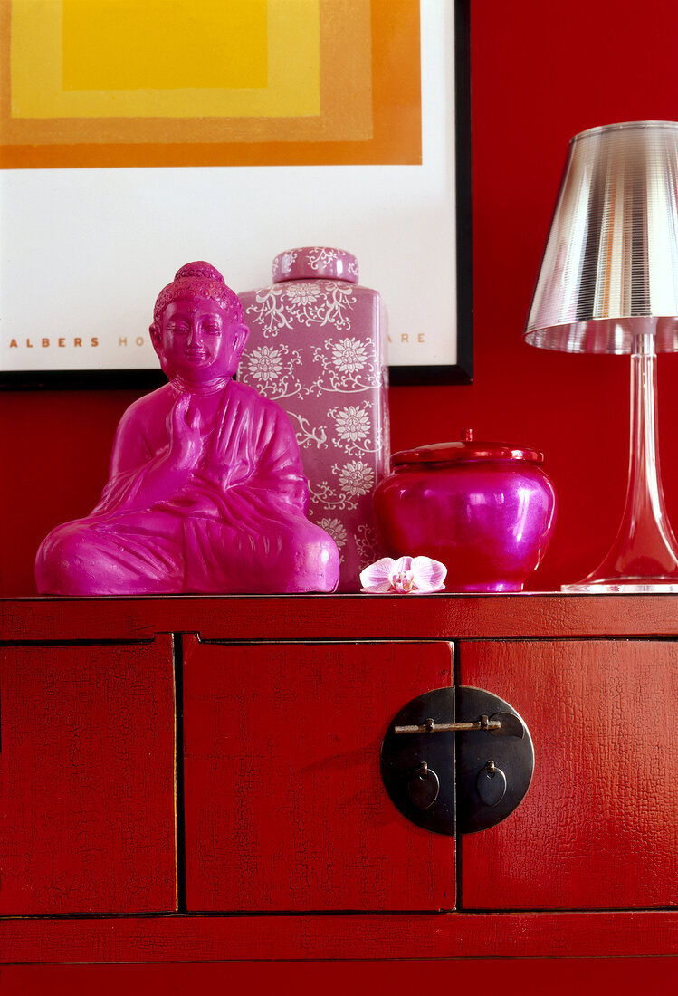 Rote Anrichte im asiatischen Stil mit Buddhafigur, Vasen + Leuchte