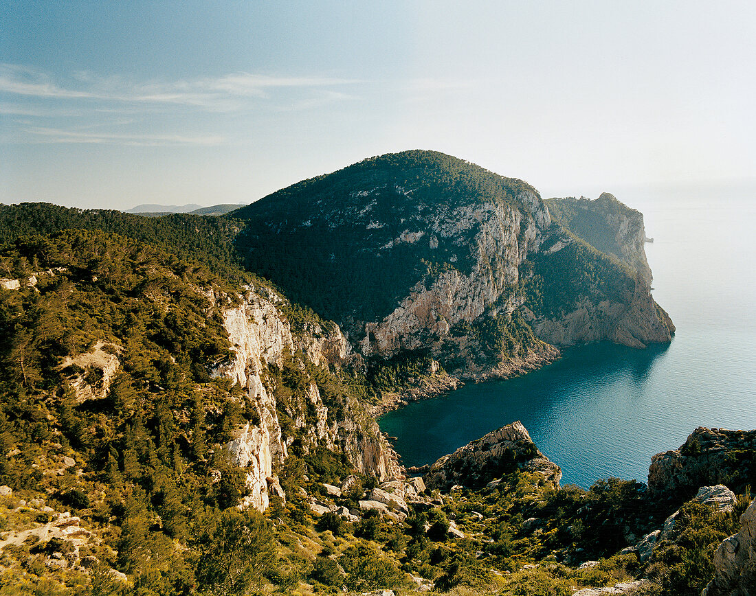 Insel Ibiza, Bucht, schroffe Felsen Natur, Meer, Einsamkeit, Panorama