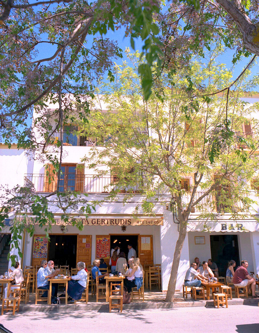 Insel Ibiza, Tapasbar mit Gästen, Touristen, Santa Gertrudis