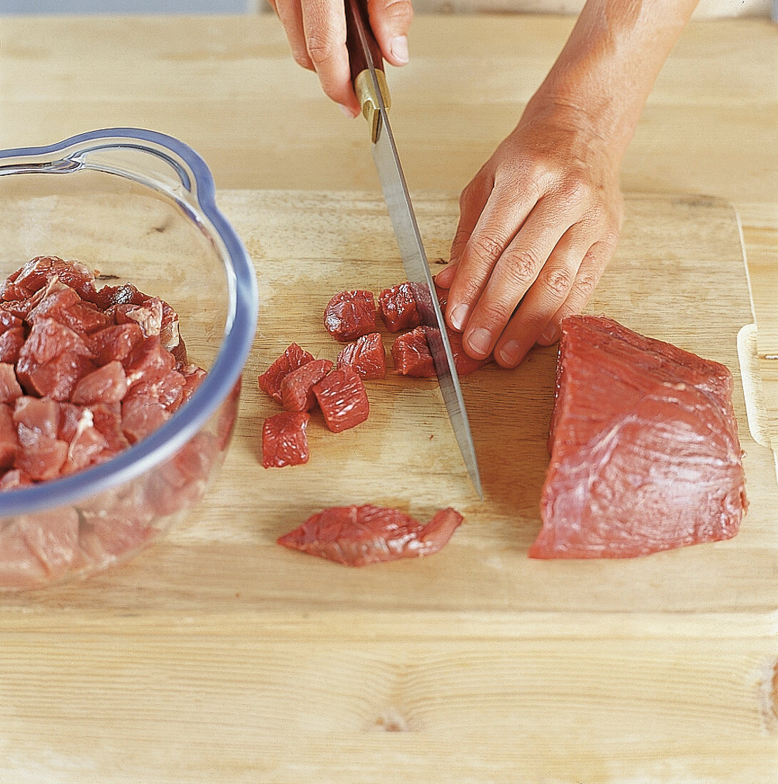 Fleisch würfeln Step 1. 