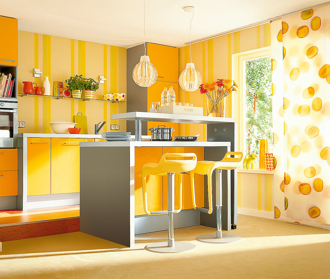 Single-Küche in warmem Gelb gehalten