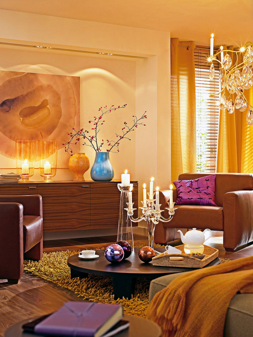 Modernes Wohnzimmer mit Glasleuchter und braunen Möbeln
