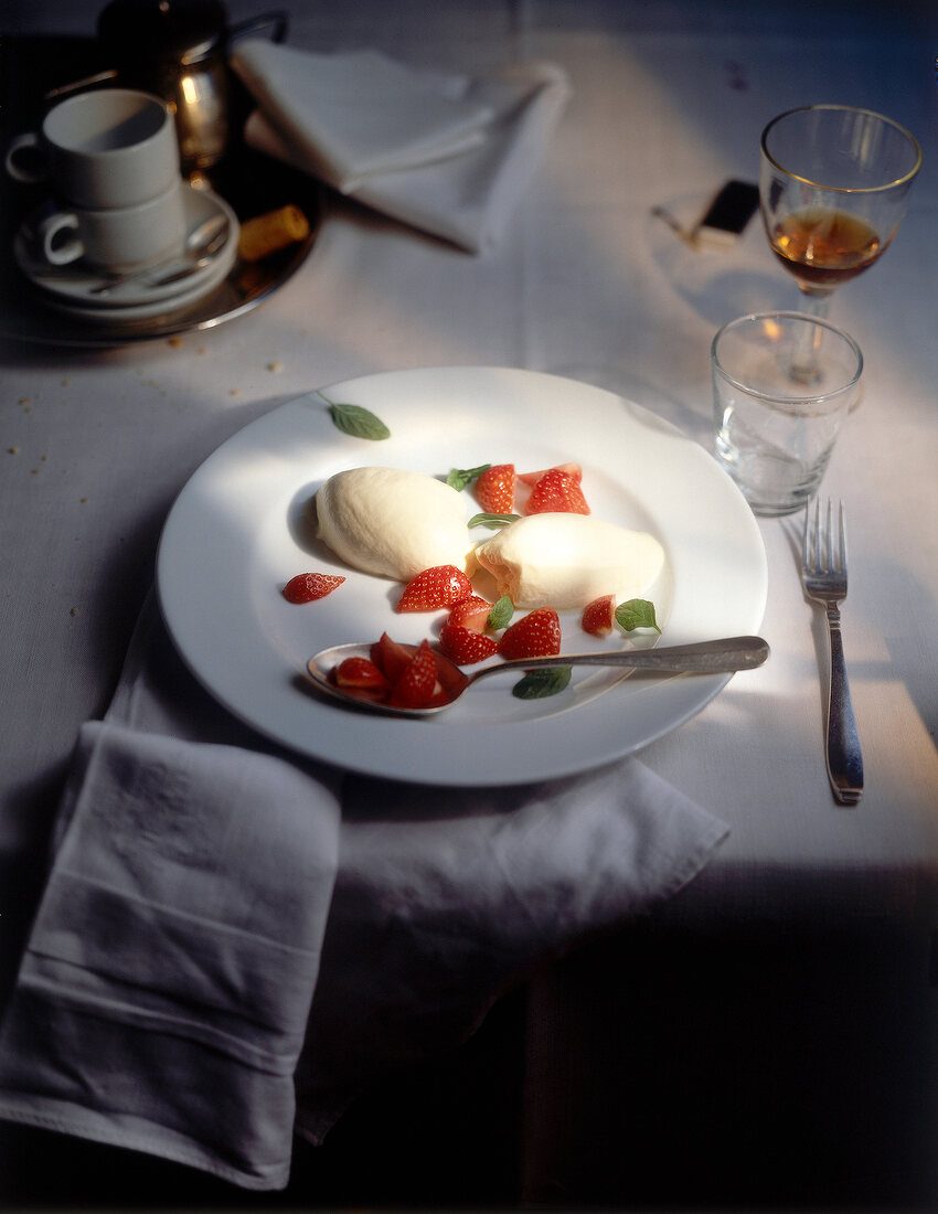 Mousse von Weisser Schokolade mit Waldbeeren