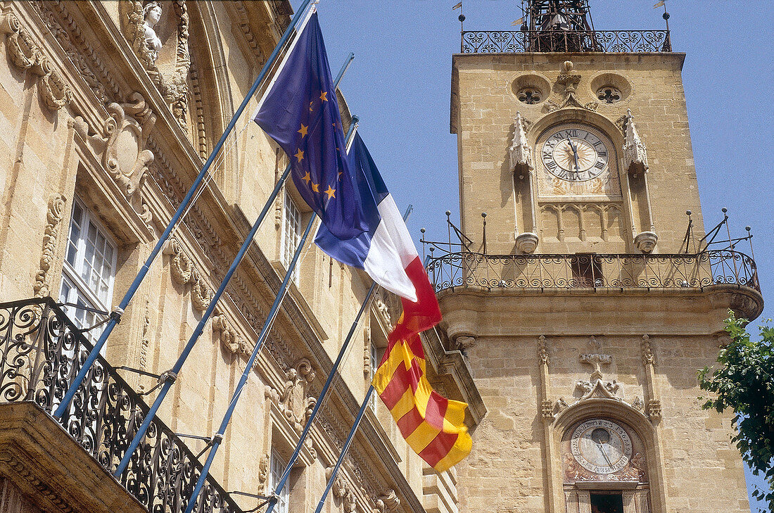 Aix-en-Provence, Rathaus mit Turm und verschiedenen Flaggen
