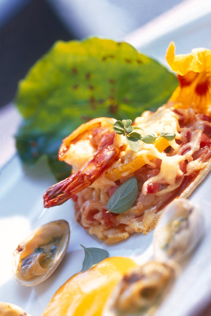 Ferkelfüßchenpizza mit Garnele und Venusmuscheln