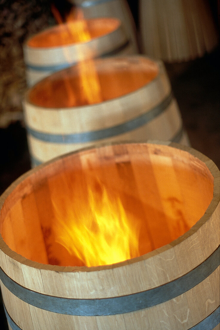Ausbrennen neuer Eichenholzfässer bei Produktion von Cognac