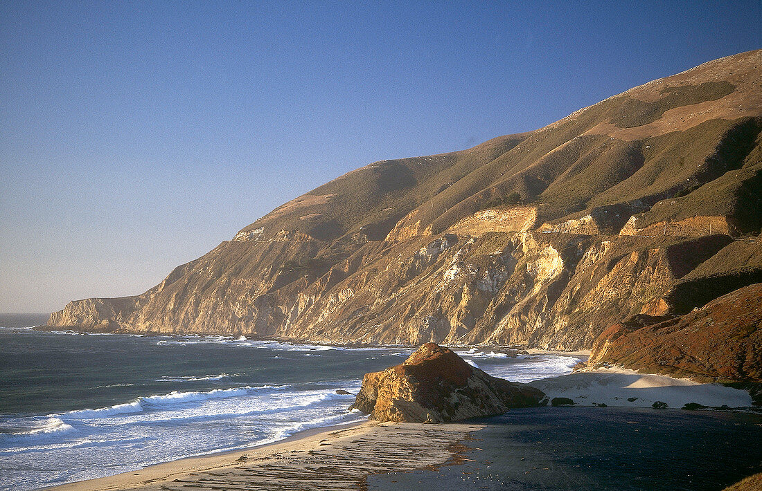 Menschenleere Felsenküste bei Carmel im Sonnenschein