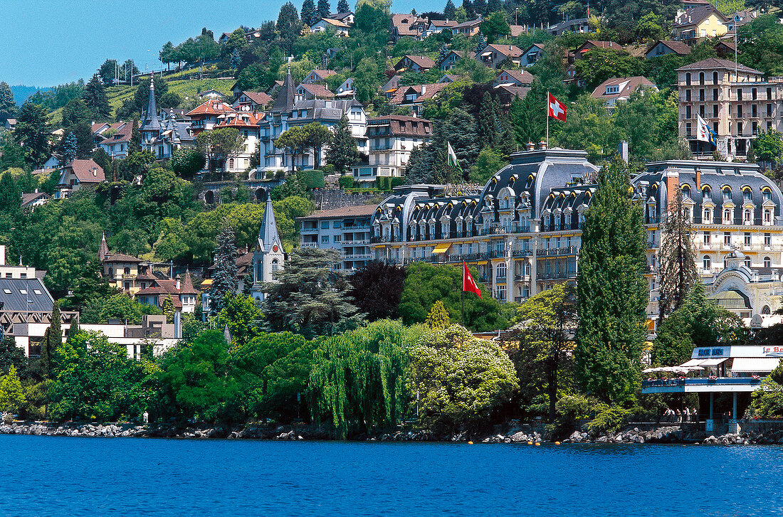 Das Luxushotel "Montreux Palace" an der Uferstraße am Genfer See
