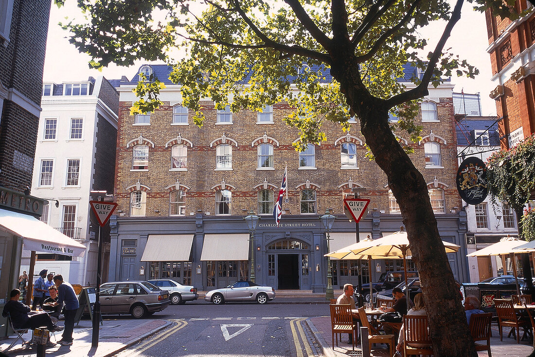 Das "Charlotte Street Hotel", davor Gäste in Straßencafes, in London