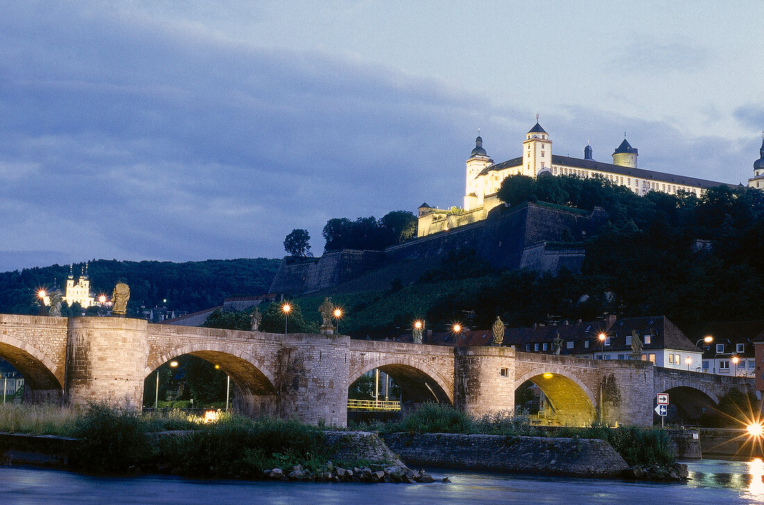 Würzburg: alte Mainbrücke und die Festung Marienberg