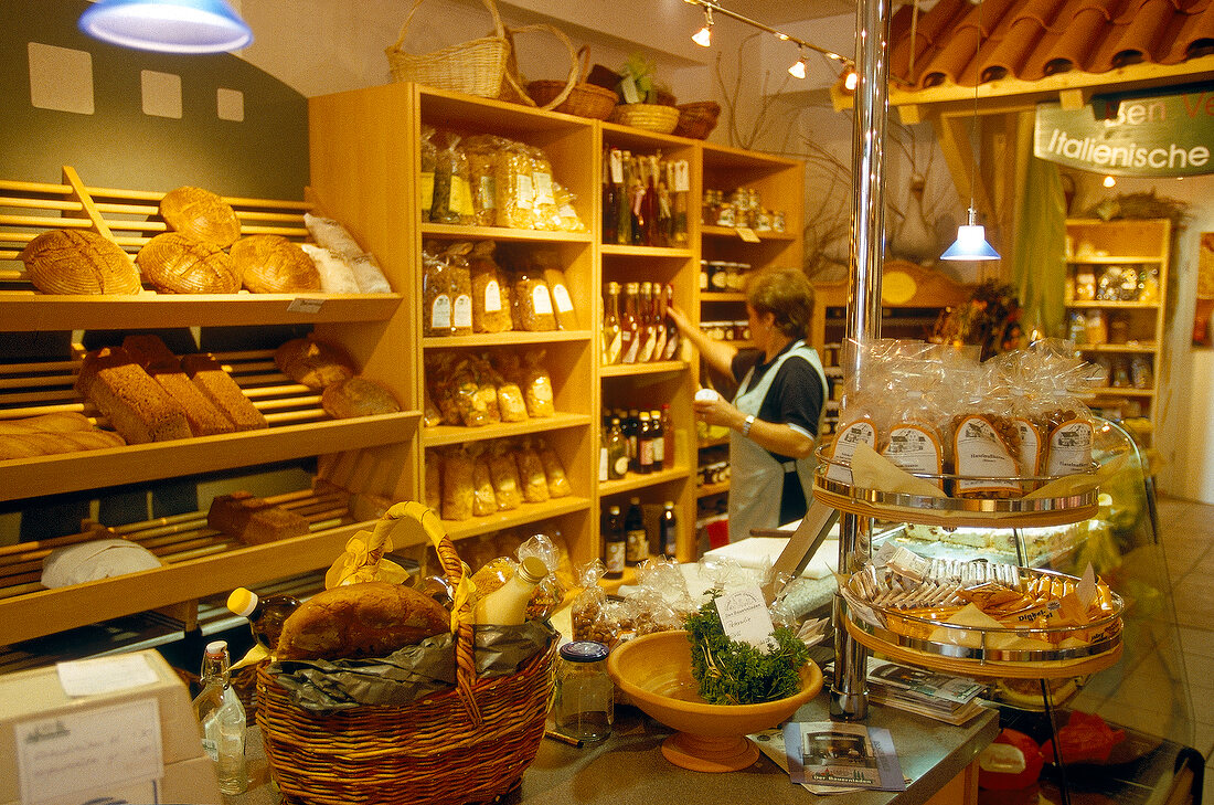 Öko-Bäckerei mit Verkäuferin 