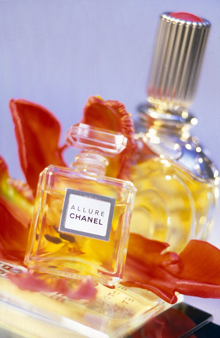 Zwei Flakons mit Chanel Parfum 