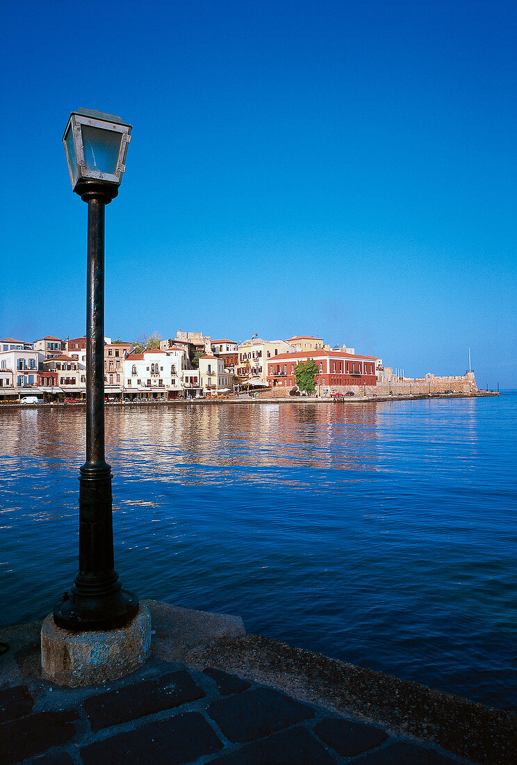 Kreta - Der Hafen von Chania im Frühling bei blauem Himmel