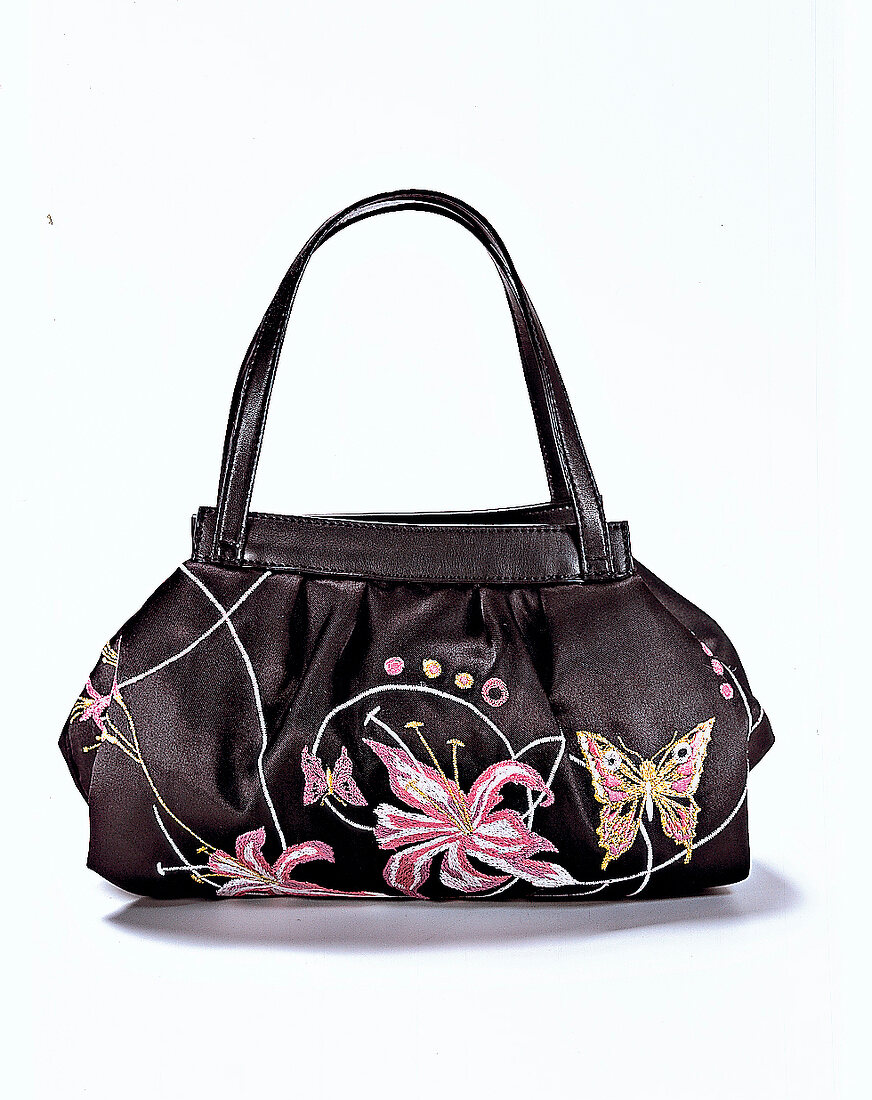 Handtasche bestickt mit Blumen und Schmetterlingen