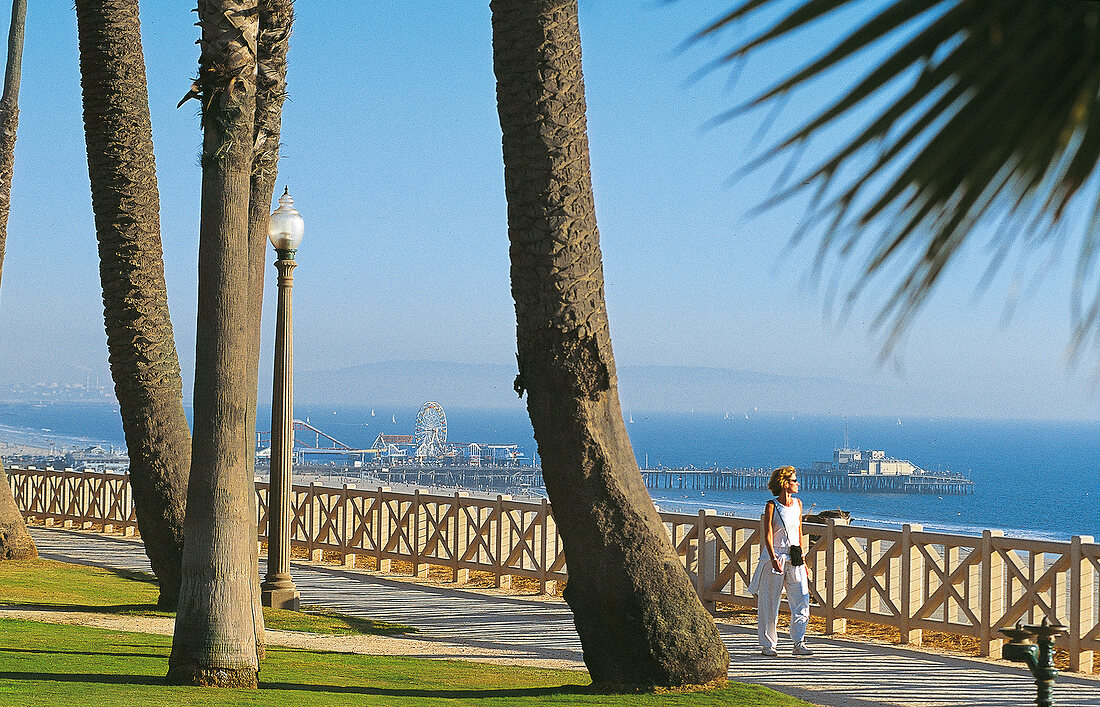 Blick auf die Pier von Santa Monica im leichten Dunst bei Sonnenschein