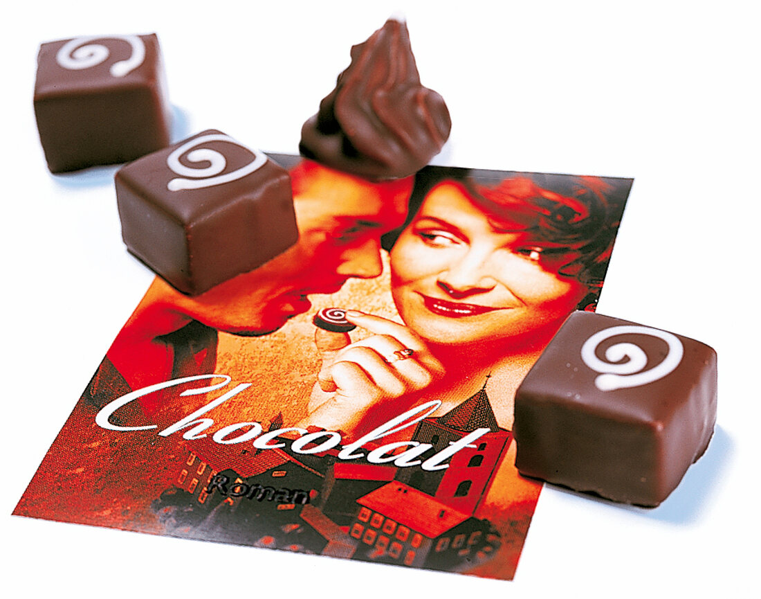 Schokoladenpralinen mit Chili auf einem Kinoplakat platziert