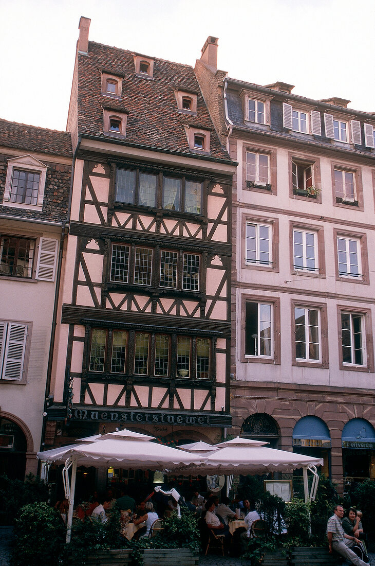 Die Weinstube "S'Muensterstuewel" in Straßburg, Gäste auf der Terrasse