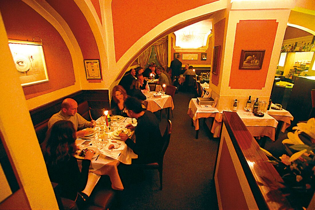 Wien: das Restaurant "Walter Bauer" mit Gästen und Kerzenlicht