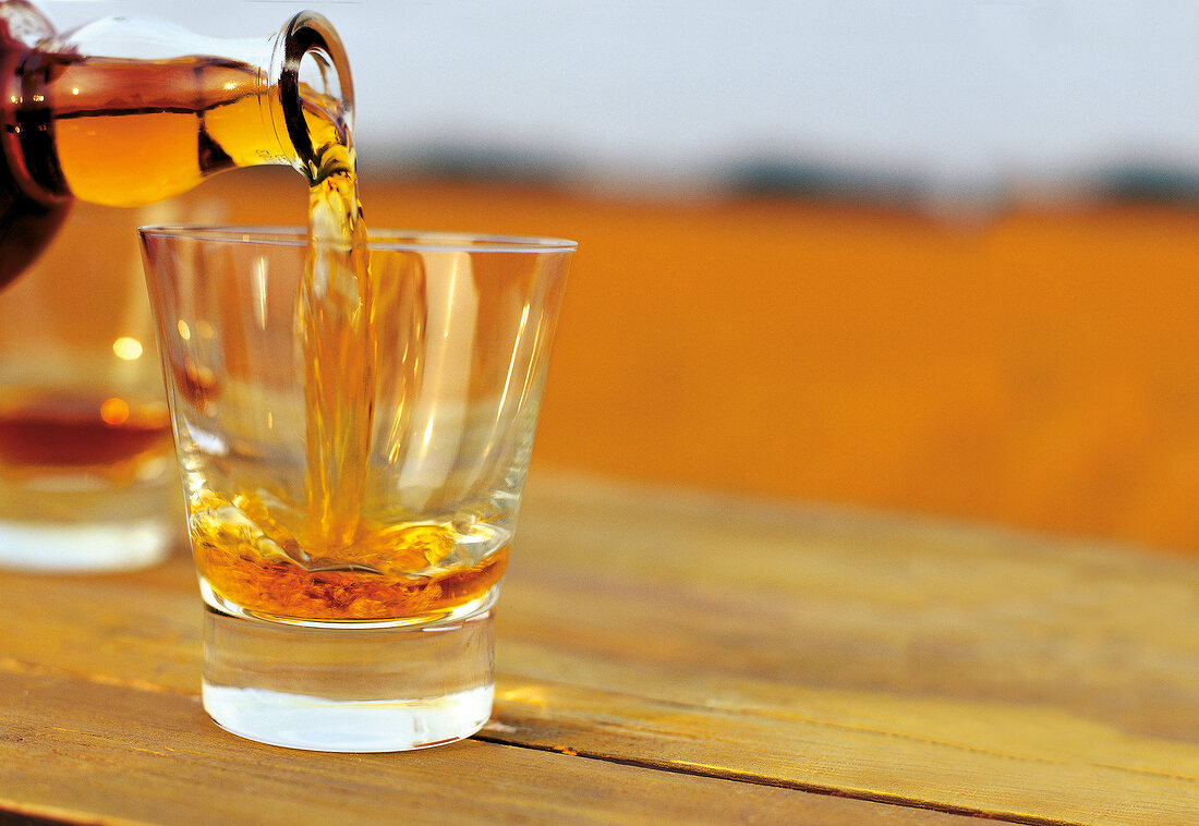 Schottischer Malt Whisky wird in ein Whiskyglas gegossen