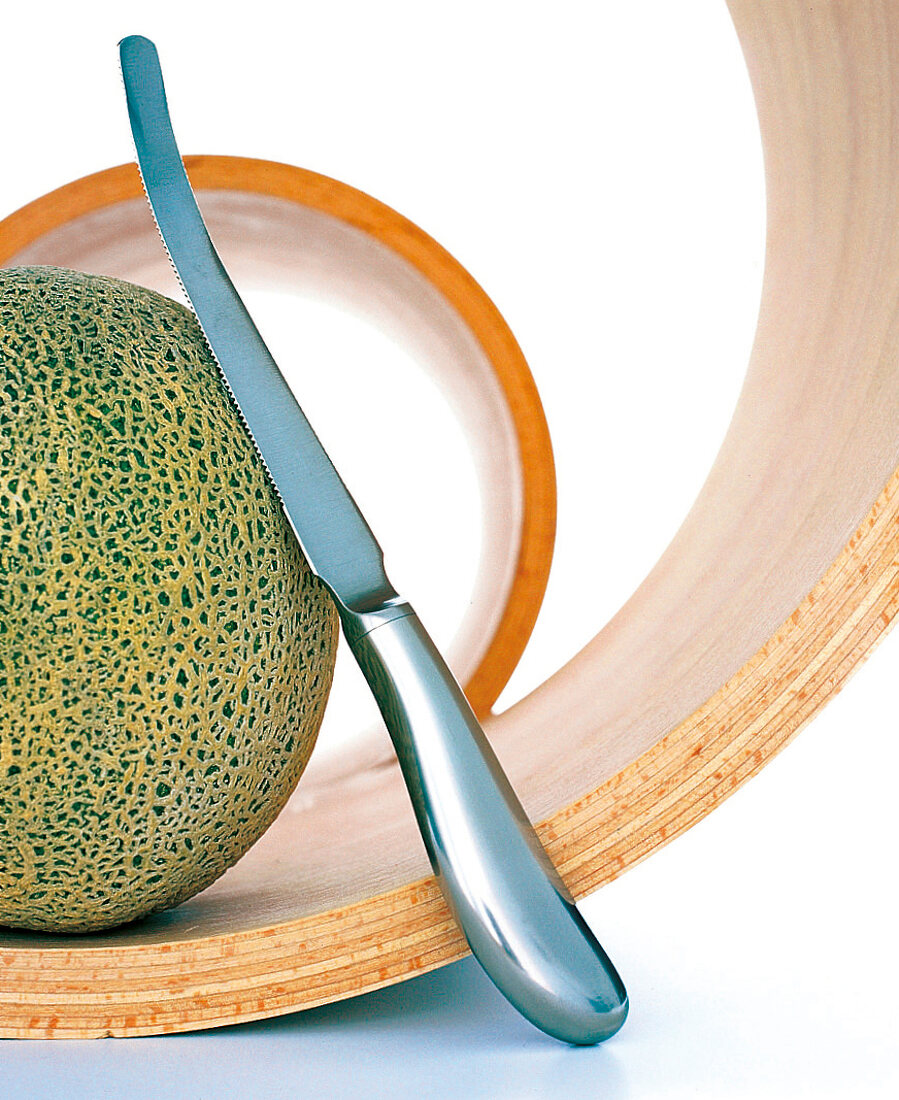 Das Spezialmesser "Mestro" mit gebogener Klinge, eine Melone